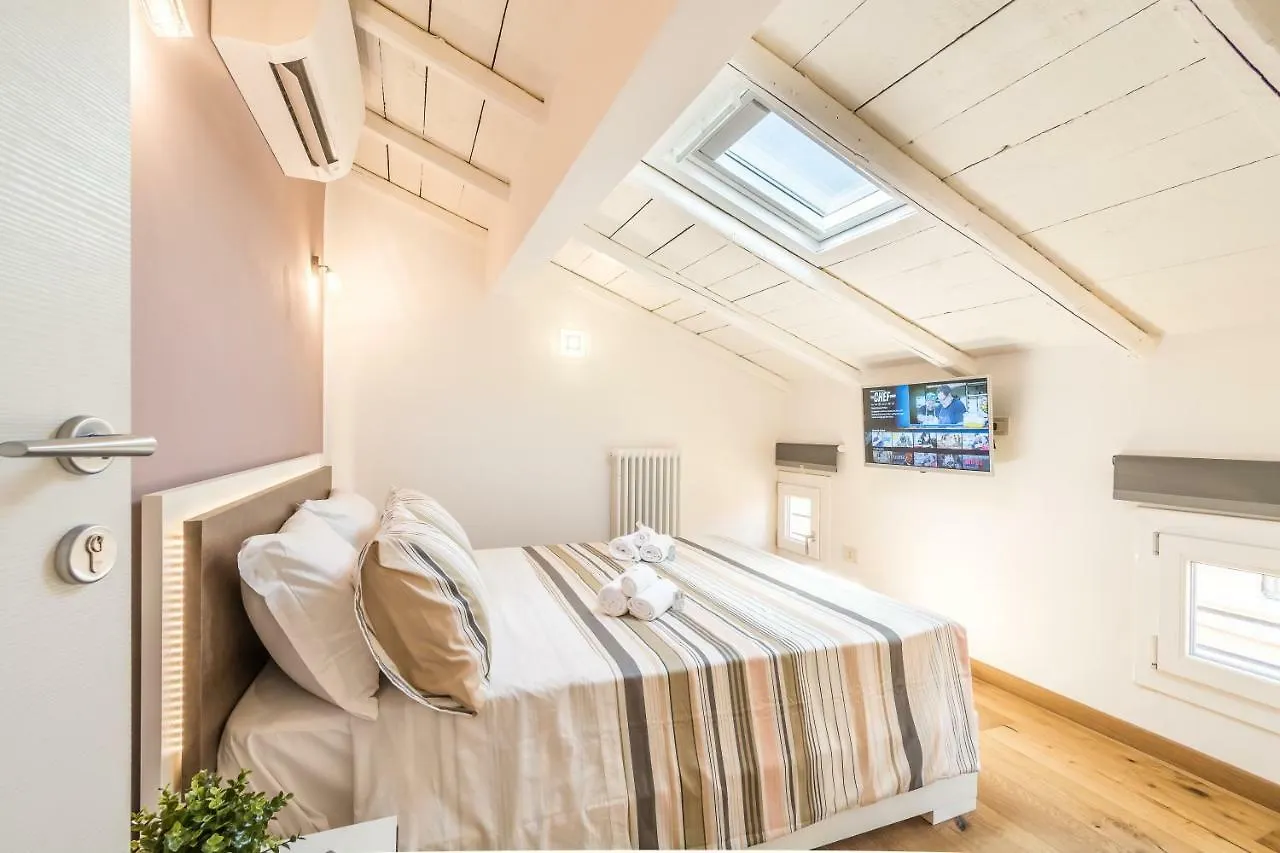 4 Star Two Towers Apartment Bologna 0*,